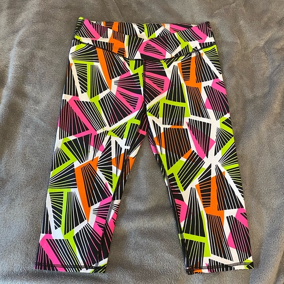 ✴️2 for $20- Fabletics Patterned Crop Leggings - Picture 1 of 5